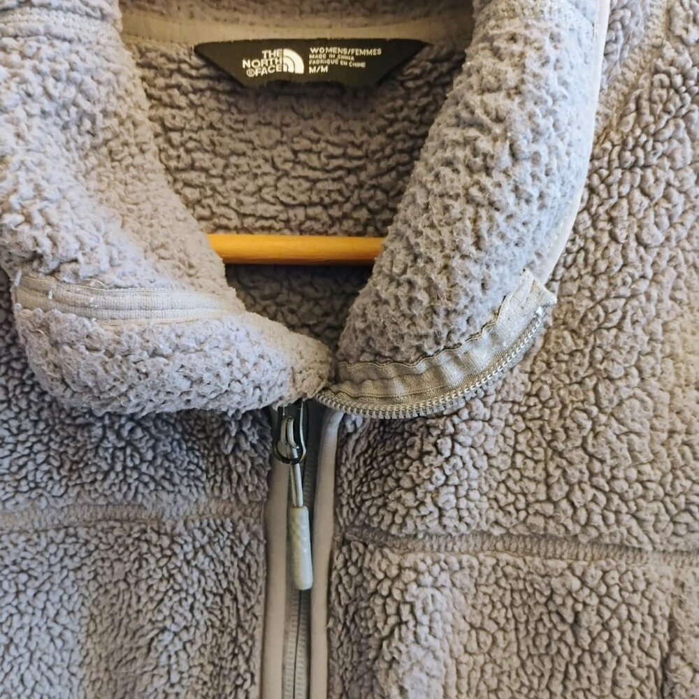 The North Face Women's Osito 2 Jacket - Grey Silken Sherpa Fleece - Picture 5 of 16